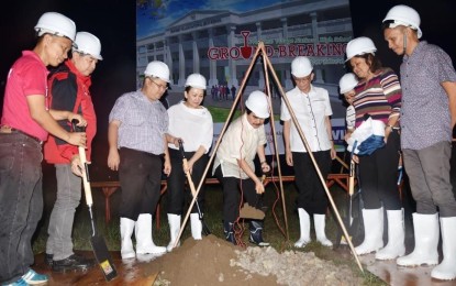 <p>NEW SCHOOL BUILDING. Bacolod City Mayor Evelio Leonardia (center) and other city officials with Vista Alegre village chief Jose Maria Leandro Norberto de Leon (2nd from left), City Schools Division Superintendent Cynthia Demavivas (2nd from right), and Vista Alegre-Granada Relocation Elementary School principal Riggi Lachica (left) during the groundbreaking ceremony for the PHP20-million Progreso Village National High School on Wednesday. <em>(Photo courtesy of Bacolod City PIO)</em></p>
